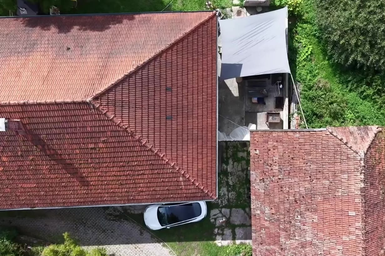 Luftaufnahme eines Ziegeldachs von oben, so wie die Drohne sie liefert.