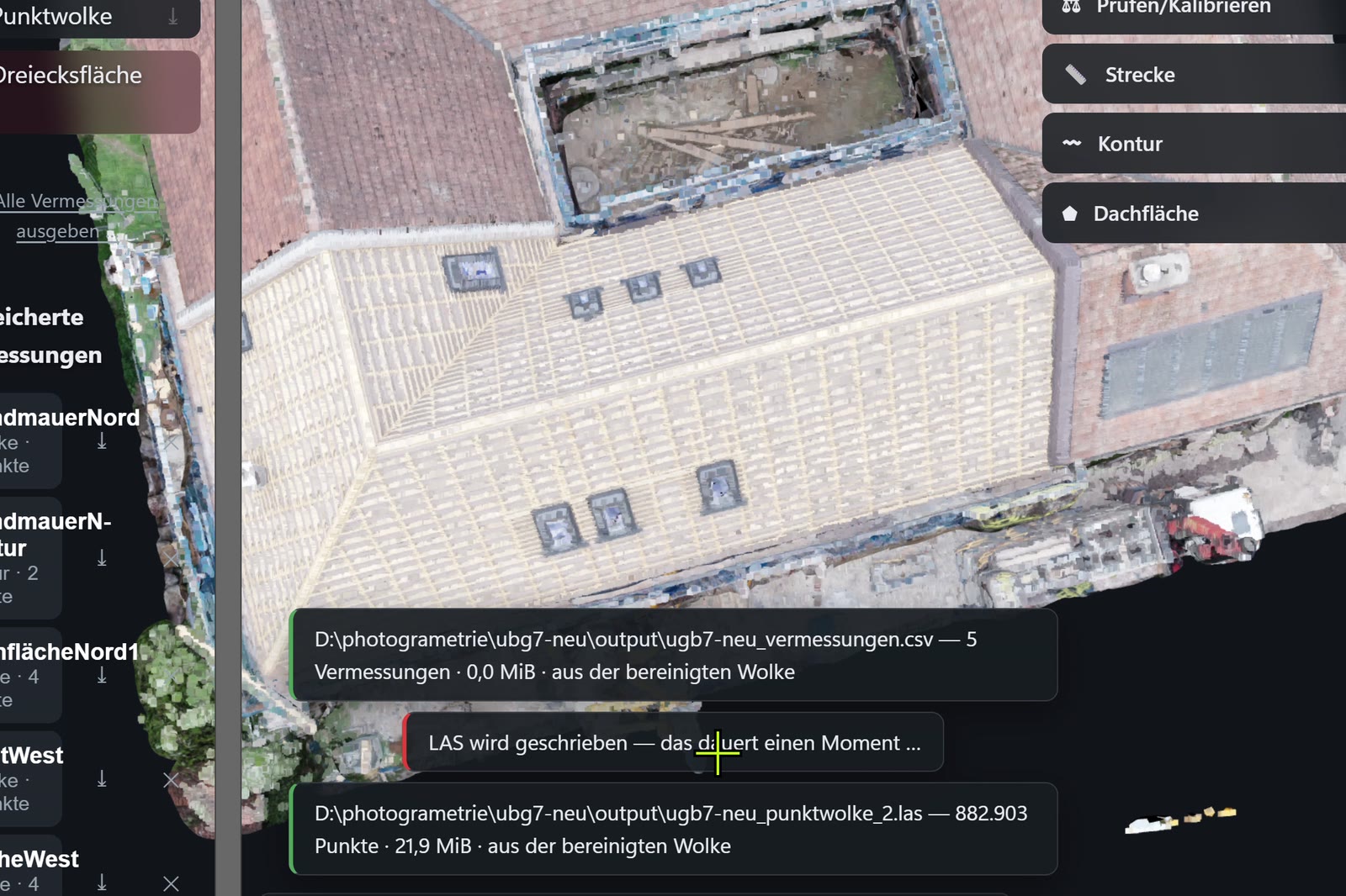 Ausgabe in FlightLab Roof: Meldungen zu geschriebener CSV-Datei und LAS-Punktwolke über dem Modell.